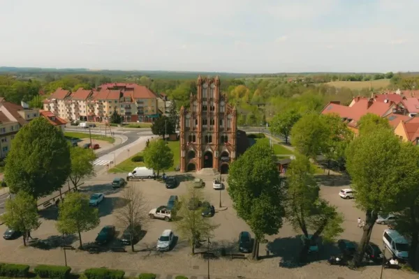 Wakacyjne malowanie kamyków na placu przed Ratuszem w Chojnie