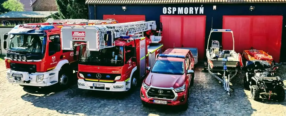 Ewakuacja 8 osób z rowerów wodnych na Jeziorze Morzycko