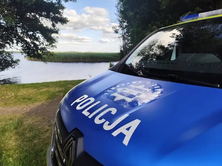 Długi weekend: Policja apeluje o ostrożność na drogach i nad wodą