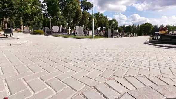 Zakończono modernizację alejek na cmentarzu w Trzcińsku-Zdroju