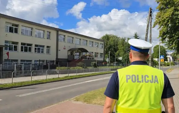 Policja z Gryfina kontroluje okolice szkół przed nowym rokiem szkolnym