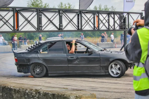 AutoManiak Chojna: pasja, tuning i bezpieczeństwo na pasie startowym