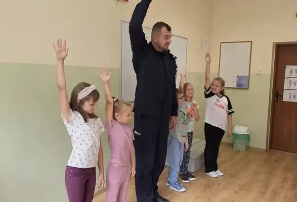 Policjanci z Gryfina uczą pierwszoklasistów zasad bezpieczeństwa na drodze