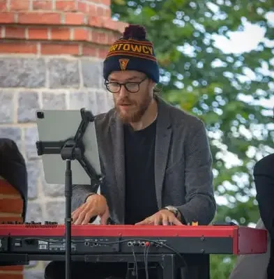 Jesienny koncert przy wieży widokowej w Cedyni – muzyka i pogodowe wyzwania