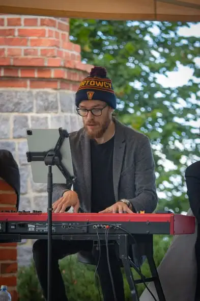 Jesienny koncert przy wieży widokowej w Cedyni – muzyka i pogodowe wyzwania