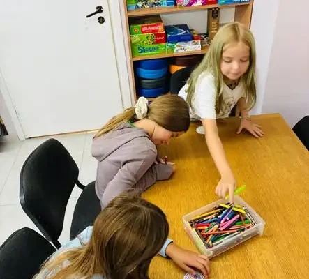 Dzień Kropki w bibliotece w Widuchowej – uczniowie czytali i tworzyli przypinki