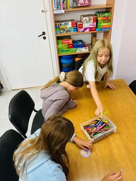 Dzień Kropki w bibliotece w Widuchowej – uczniowie czytali i tworzyli przypinki