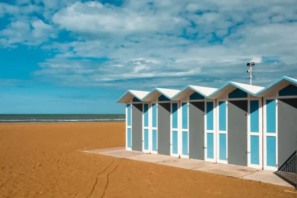 Plaża w Binowie z nową wiatą i przebieralniami dzięki grantowi