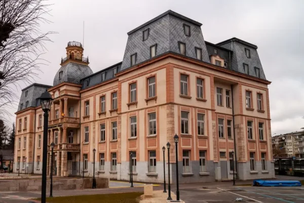 Nowy dach i odświeżona hala w Szkole Podstawowej w Krzywinie