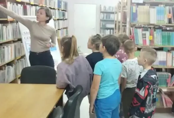 Pierwszaki z Krzywinia odkrywały bibliotekę w Widuchowej