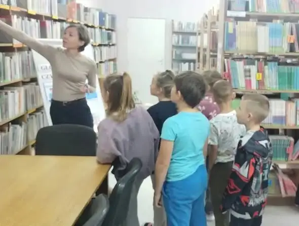 Pierwszaki z Krzywinia odkrywały bibliotekę w Widuchowej