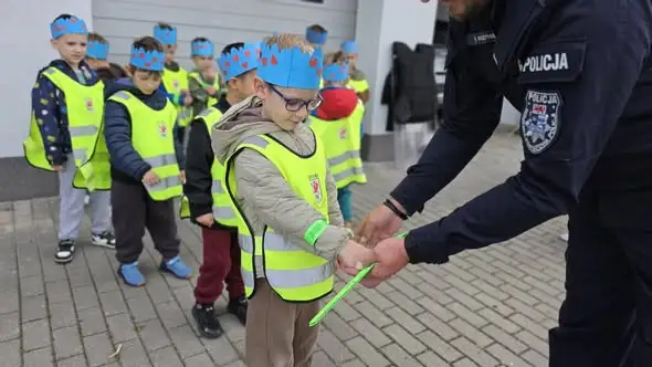 Dzień Chłopaka w gryfińskiej komendzie – przedszkolaki na policyjnej służbie