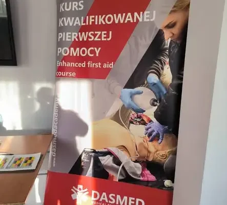 Kurs Kwalifikowanej Pierwszej Pomocy w OSP Banie — strażacy i mieszkańcy szkolą się pod okiem instruktorów
