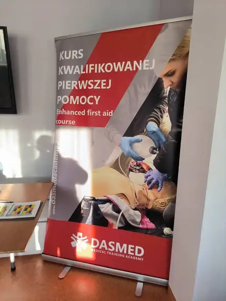 Kurs Kwalifikowanej Pierwszej Pomocy w OSP Banie — strażacy i mieszkańcy szkolą się pod okiem instruktorów