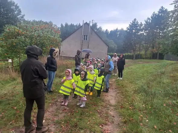 Przedszkolaki z Pszczółek i Smerfów odkrywały las na polu namiotowym Ostrów