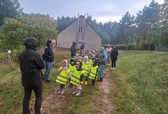 Przedszkolaki z Chojny odkrywały tajemnice lasu na polu namiotowym Ostrów