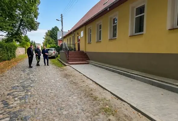 Strzeszów: świetlica wiejska po modernizacji. Nowy chodnik i drzwi