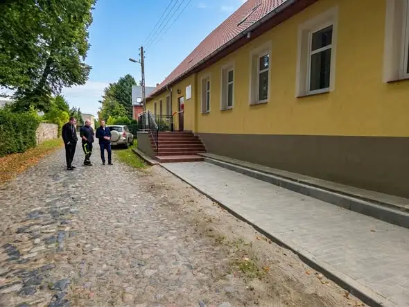 Strzeszów: świetlica wiejska po modernizacji. Nowy chodnik i drzwi