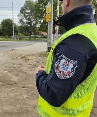 Gryfino: Policja kontrolowała przejazdy kolejowe w ramach akcji „Bezpieczny przejazd”