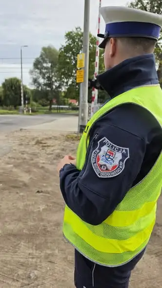 Gryfino: Policja kontrolowała przejazdy kolejowe w ramach akcji „Bezpieczny przejazd”