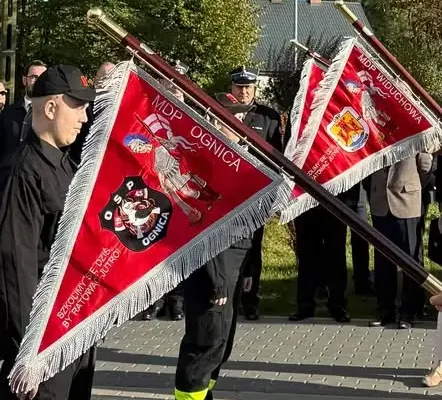 Młodzieżowa Drużyna Pożarnicza z Widuchowej otrzymała proporzec podczas 80-lecia Szkoły w Krzywinie