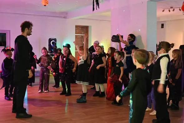 Nocne iluminacje w Domu Kultury w Baniach – strachy przegonione!