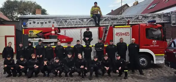 Uczniowie klasy pożarniczej z Polic na praktykach w OSP Moryń
