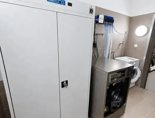 Nowy sprzęt dla strażaków z Widuchowej: hełmy i kabina suszarniczo-dezynfekcyjna