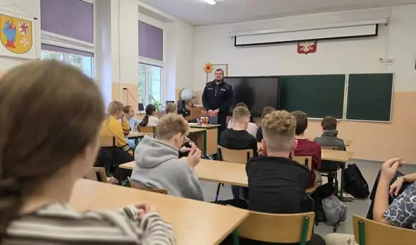 Policjanci z Gryfina rozmawiali z uczniami w Swobnicy o hejcie i bezpieczeństwie